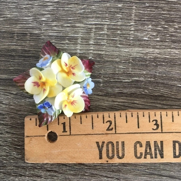 Vtg China  flower brooch - Picture 3 of 5